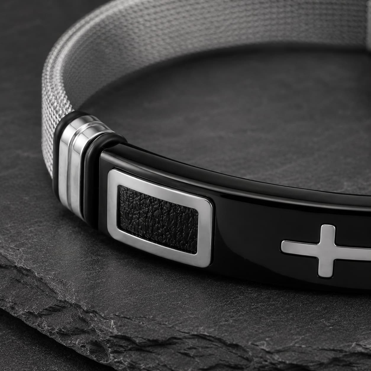 Gros plan du Bracelet de la Foi Templière avec croix argentée, plaque noire brillante, insert texturé et acier inoxydable