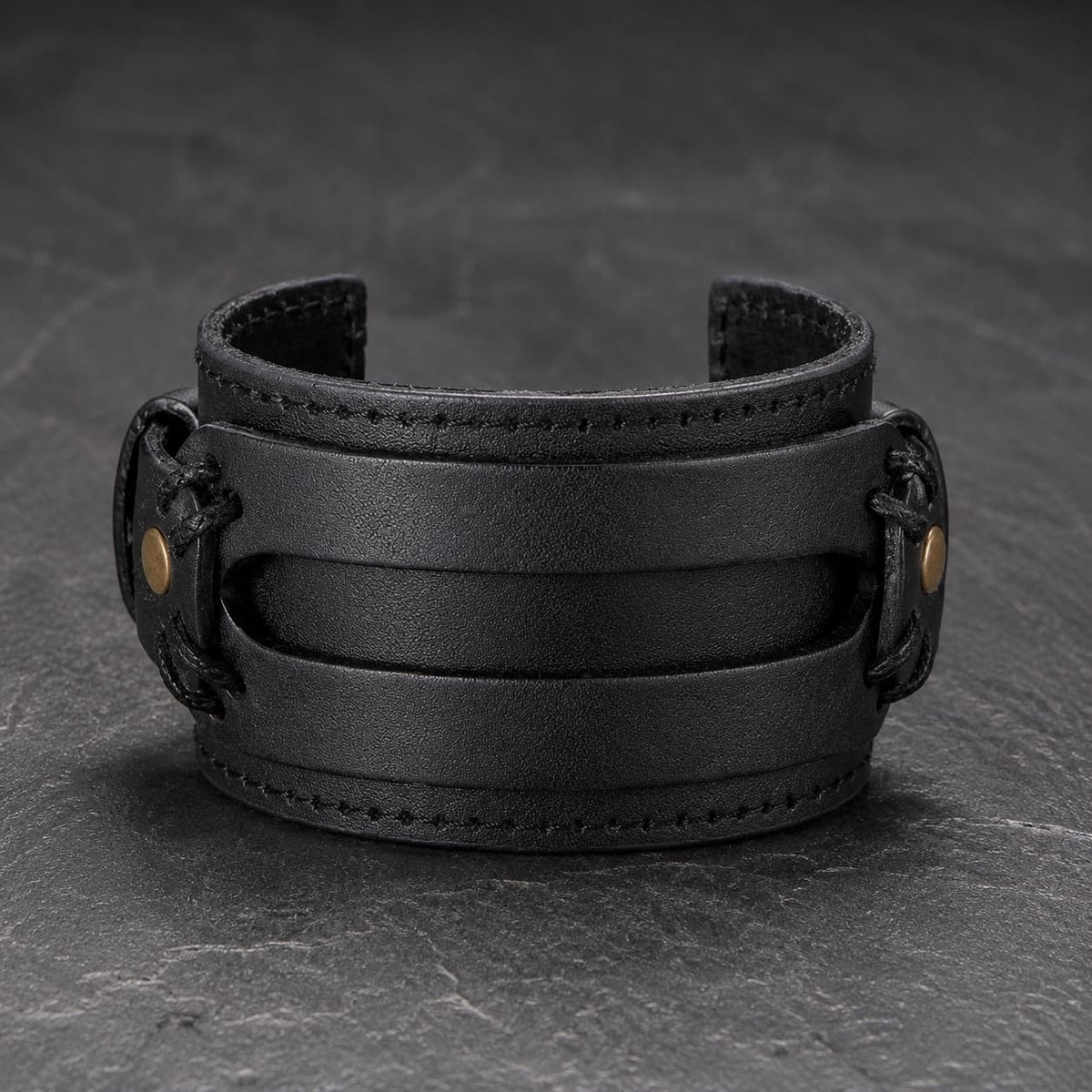 Bracelet de la Vaillance du Croisé en cuir véritable noir renforcé présenté sur ardoise sombre