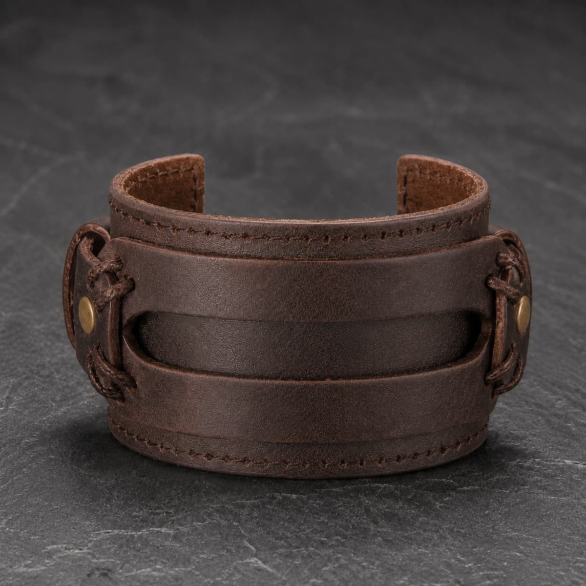 Bracelet de la Vaillance du Croisé en cuir véritable renforcé marron avec coutures, lacets et rivets en laiton vieilli sur ardoise sombre