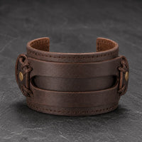 Bracelet de la Vaillance du Croisé en cuir véritable renforcé marron avec coutures, lacets et rivets en laiton vieilli sur ardoise sombre