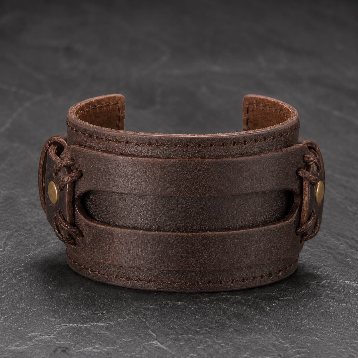 Bracelet de la Vaillance du Croisé en cuir véritable renforcé marron avec coutures, lacets et rivets en laiton vieilli sur ardoise sombre