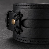 Gros plan du Bracelet de la Vaillance du Croisé avec cuir véritable noir renforcé, coutures, lacets et rivet en laiton vieilli
