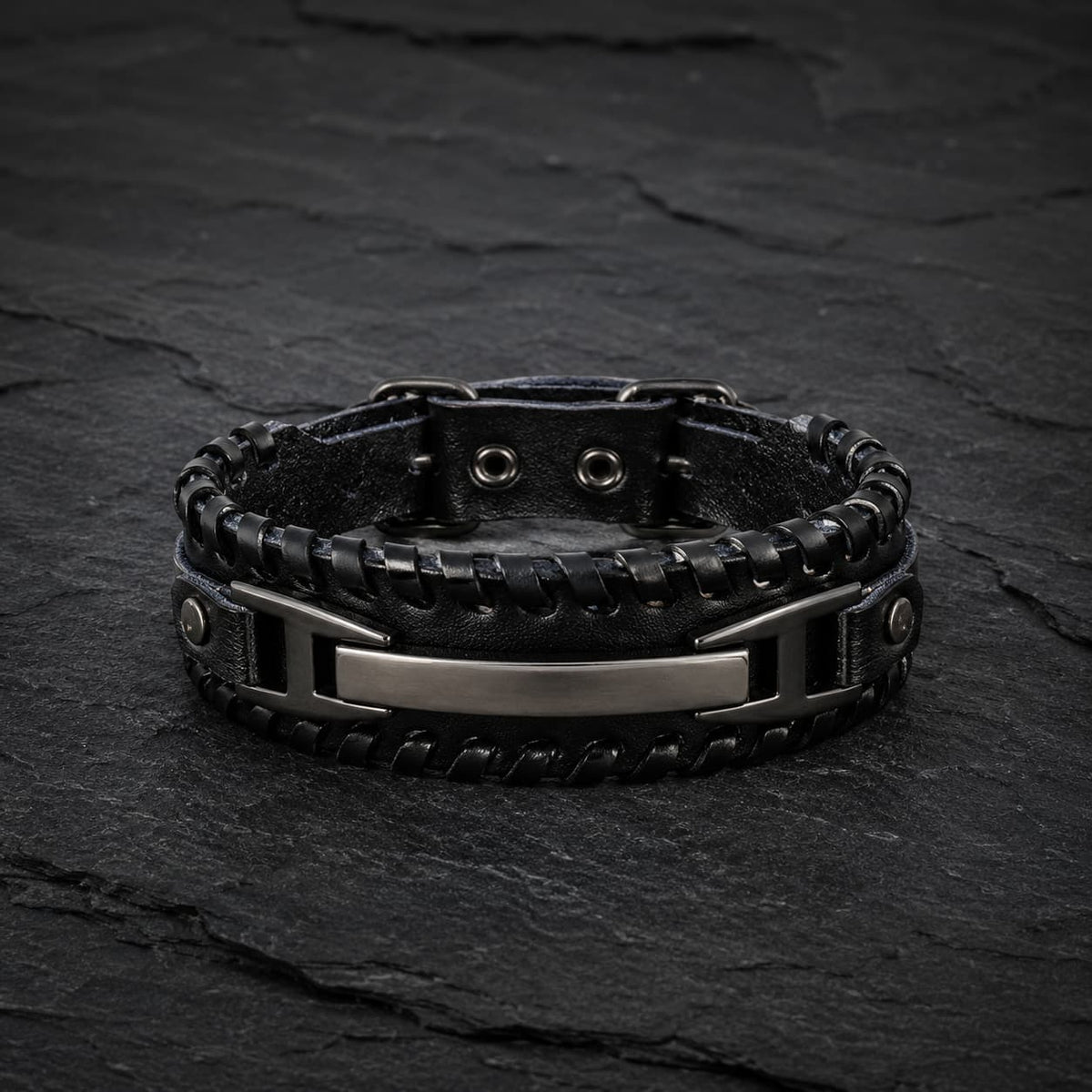 Bracelet de la Volonté du Croisé en cuir premium noir avec plaque en alliage métallique renforcé sur ardoise sombre