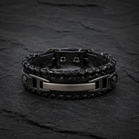 Bracelet de la Volonté du Croisé en cuir premium noir avec plaque en alliage métallique renforcé sur ardoise sombre