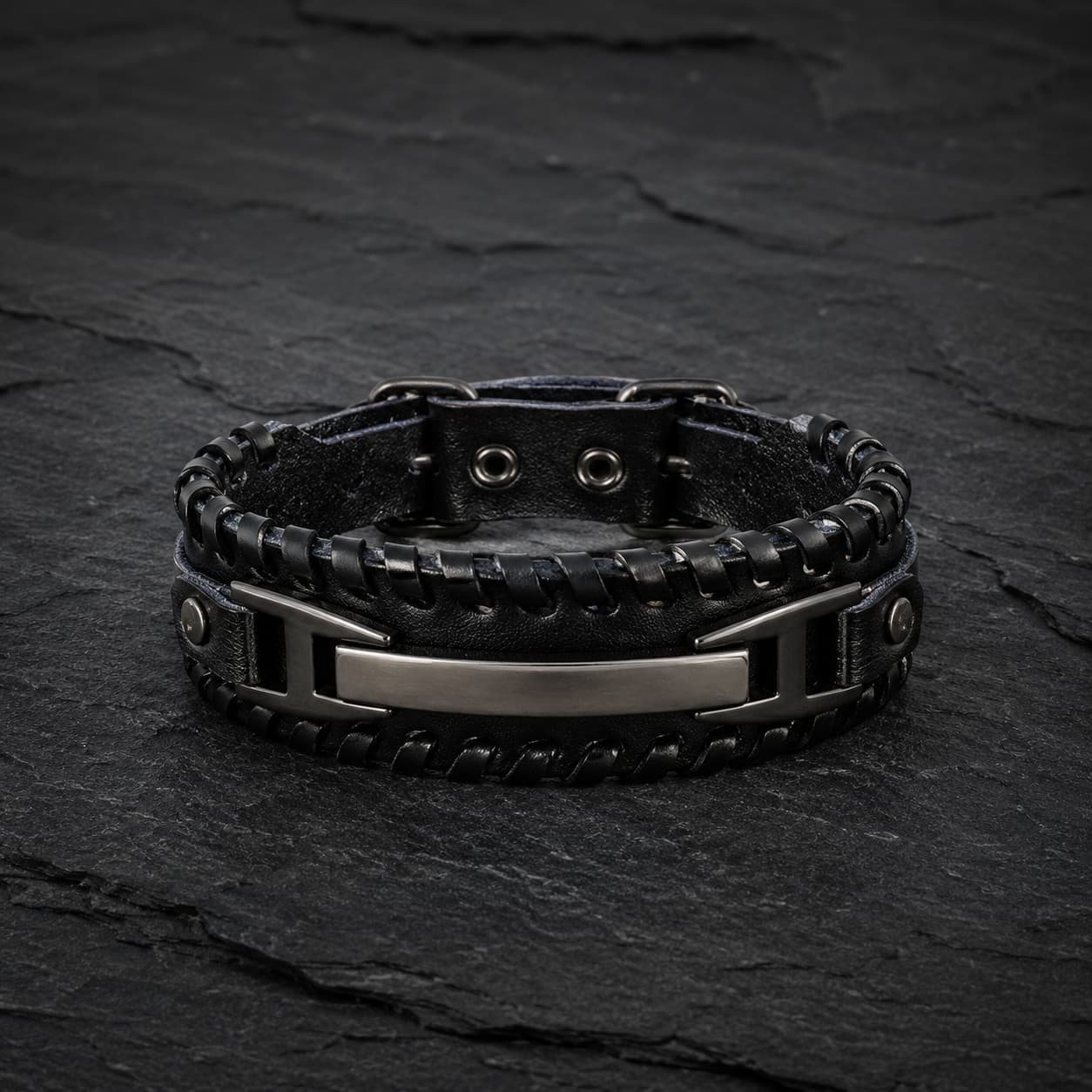 Bracelet de la Volonté du Croisé en cuir premium noir avec plaque en alliage métallique renforcé sur ardoise sombre