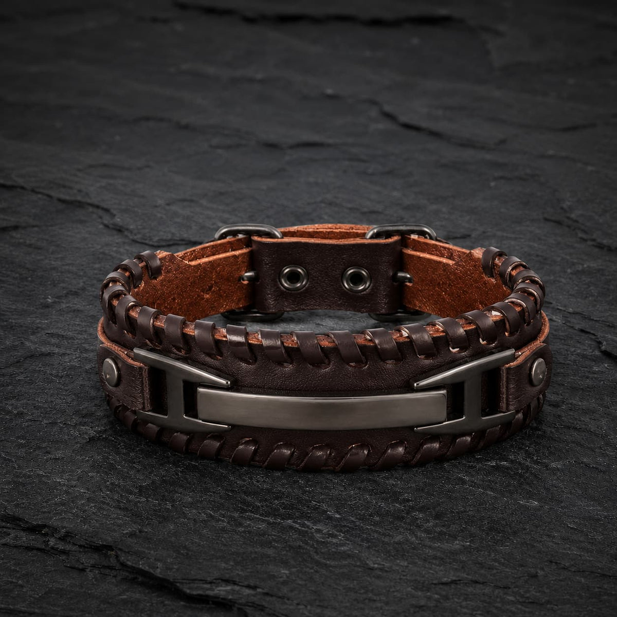 Bracelet de la Volonté du Croisé en cuir premium marron avec plaque en alliage métallique renforcé sur ardoise sombre