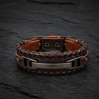 Bracelet de la Volonté du Croisé en cuir premium marron avec plaque en alliage métallique renforcé sur ardoise sombre