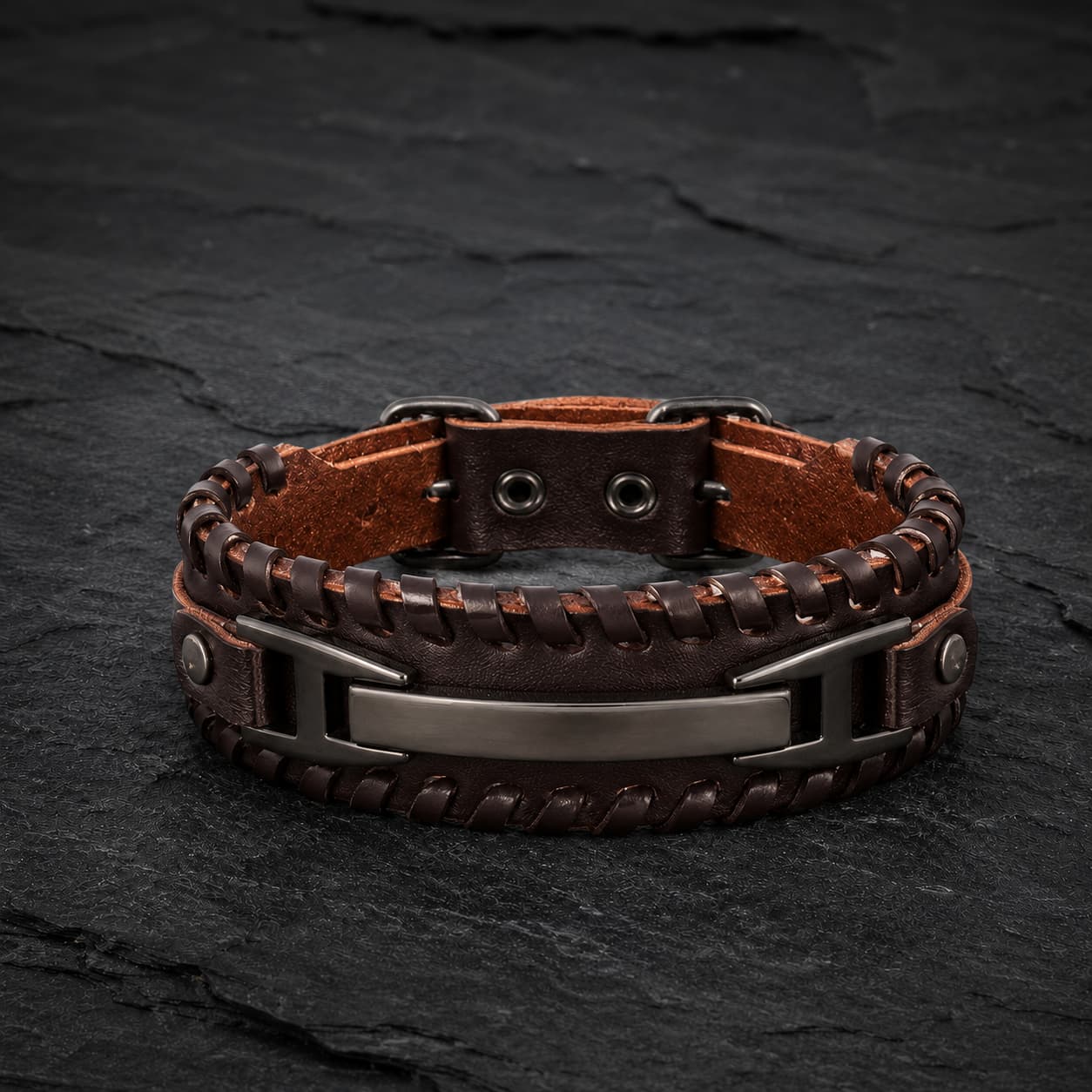 Bracelet de la Volonté du Croisé en cuir premium marron avec plaque en alliage métallique renforcé sur ardoise sombre