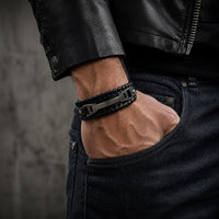 Bracelet de la Volonté du Croisé porté par un homme avec veste en cuir noir et jean brut