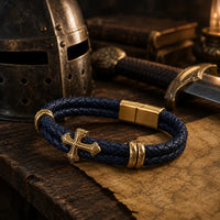 Bracelet du Commandeur Sacré en cuir premium et acier inoxydable présenté dans une ambiance médiévale premium.