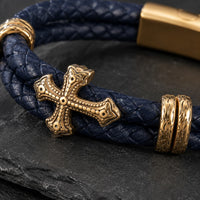 Détail du Bracelet du Commandeur Sacré en cuir premium tressé avec croix dorée et finitions en acier inoxydable.
