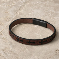 Bracelet du Croisé d’Acier en cuir premium marron avec croix noires et fermoir en alliage métallique sur pierre médiévale claire