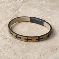 Bracelet du Croisé d’Acier en cuir premium beige sable avec croix noires sur pierre médiévale claire