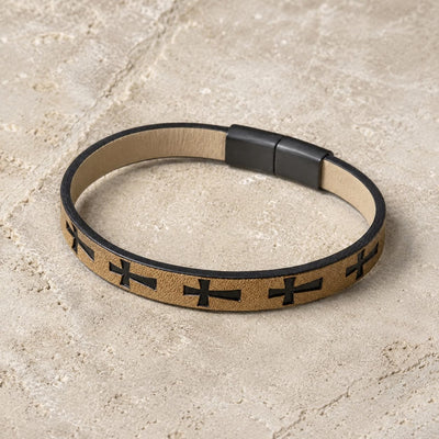 Bracelet du Croisé d’Acier en cuir premium beige sable avec croix noires sur pierre médiévale claire