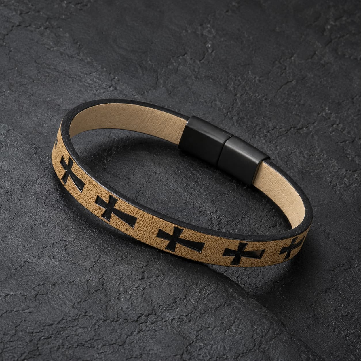 Bracelet du Croisé d’Acier en cuir premium beige sable avec motifs croix noires sur ardoise sombre