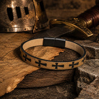 Bracelet du Croisé d’Acier en cuir premium dans un décor médiéval avec casque, épée et parchemin