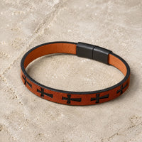 Bracelet du Croisé d’Acier en cuir premium marron avec croix noires et fermoir en alliage métallique sur pierre médiévale claire