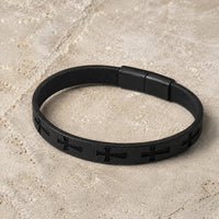 Bracelet du Croisé d’Acier en cuir premium noir avec croix noires et fermoir en alliage métallique sur pierre médiévale claire