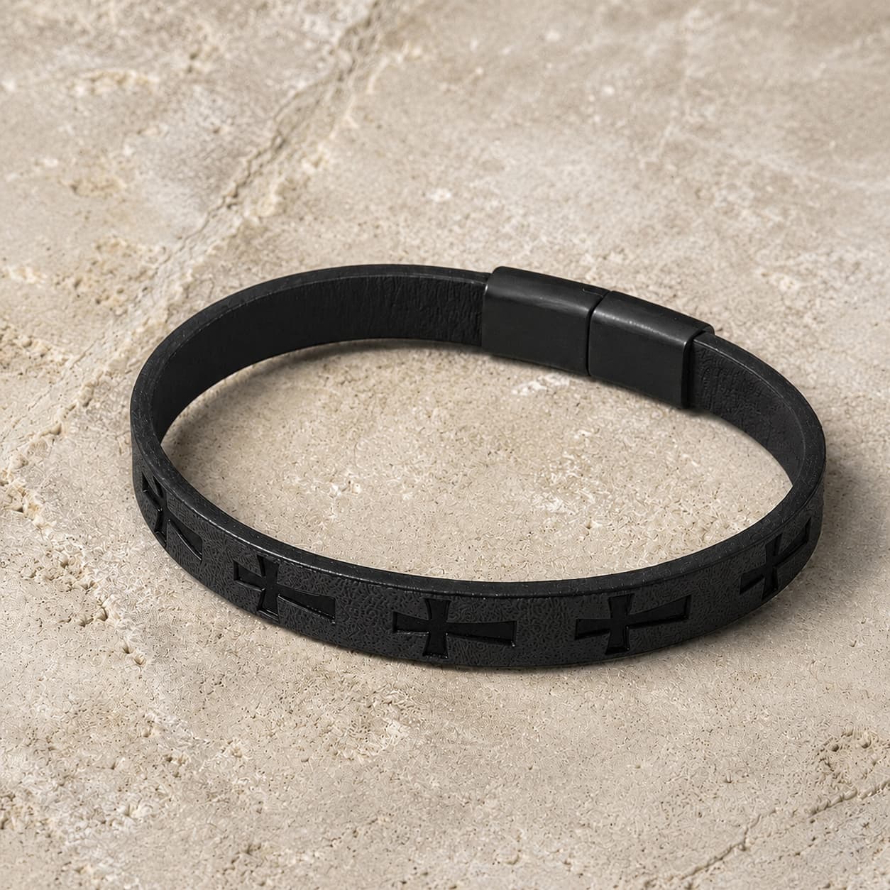 Bracelet du Croisé d’Acier en cuir premium noir avec croix noires et fermoir en alliage métallique sur pierre médiévale claire