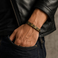 Bracelet du Croisé d’Acier porté par un homme avec veste en cuir noir et jean brut