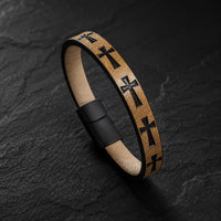 Gros plan des croix noires sur Bracelet du Croisé d’Acier en cuir premium beige sable