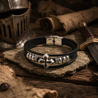 Bracelet du Fief Templier en cuir premium et acier inoxydable présenté dans un décor médiéval avec casque, épée et parchemin