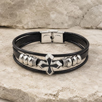 Bracelet du Fief Templier en cuir premium noir avec croix argentée et acier inoxydable sur pierre médiévale claire