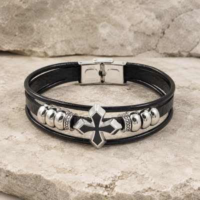 Bracelet du Fief Templier en cuir premium noir avec croix argentée et acier inoxydable sur pierre médiévale claire