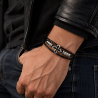 Bracelet du Fief Templier porté par un homme avec veste sombre, cuir noir et jean brut