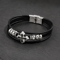 Bracelet du Fief Templier en cuir premium noir et acier inoxydable, vue angle 3/4 sur ardoise sombre