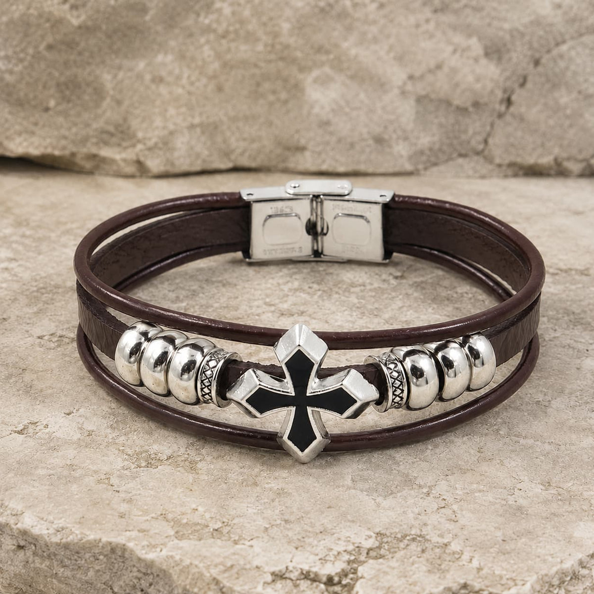 Bracelet du Fief Templier en cuir premium marron avec croix noire et acier inoxydable sur pierre médiévale claire