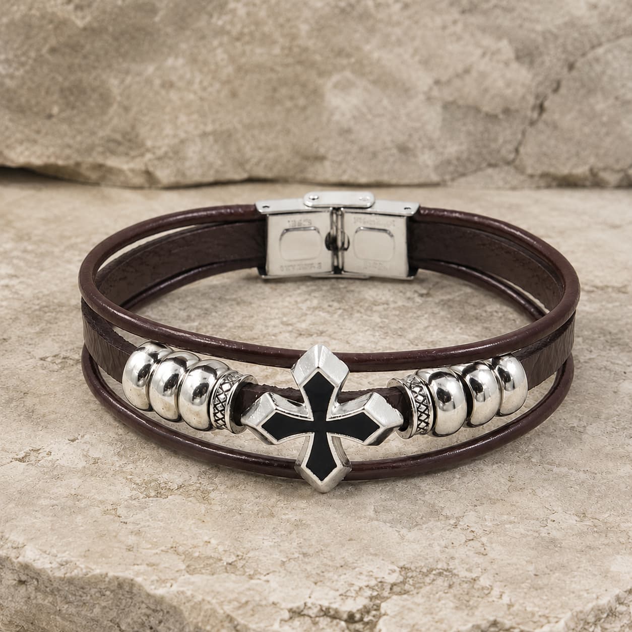 Bracelet du Fief Templier en cuir premium marron avec croix noire et acier inoxydable sur pierre médiévale claire