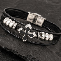 Gros plan du Bracelet du Fief Templier avec croix argentée, cuir premium noir et finitions en acier inoxydable