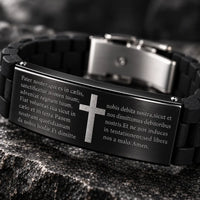 Gros plan sur la gravure latine et la croix centrale du Bracelet du Pater Noster Templier