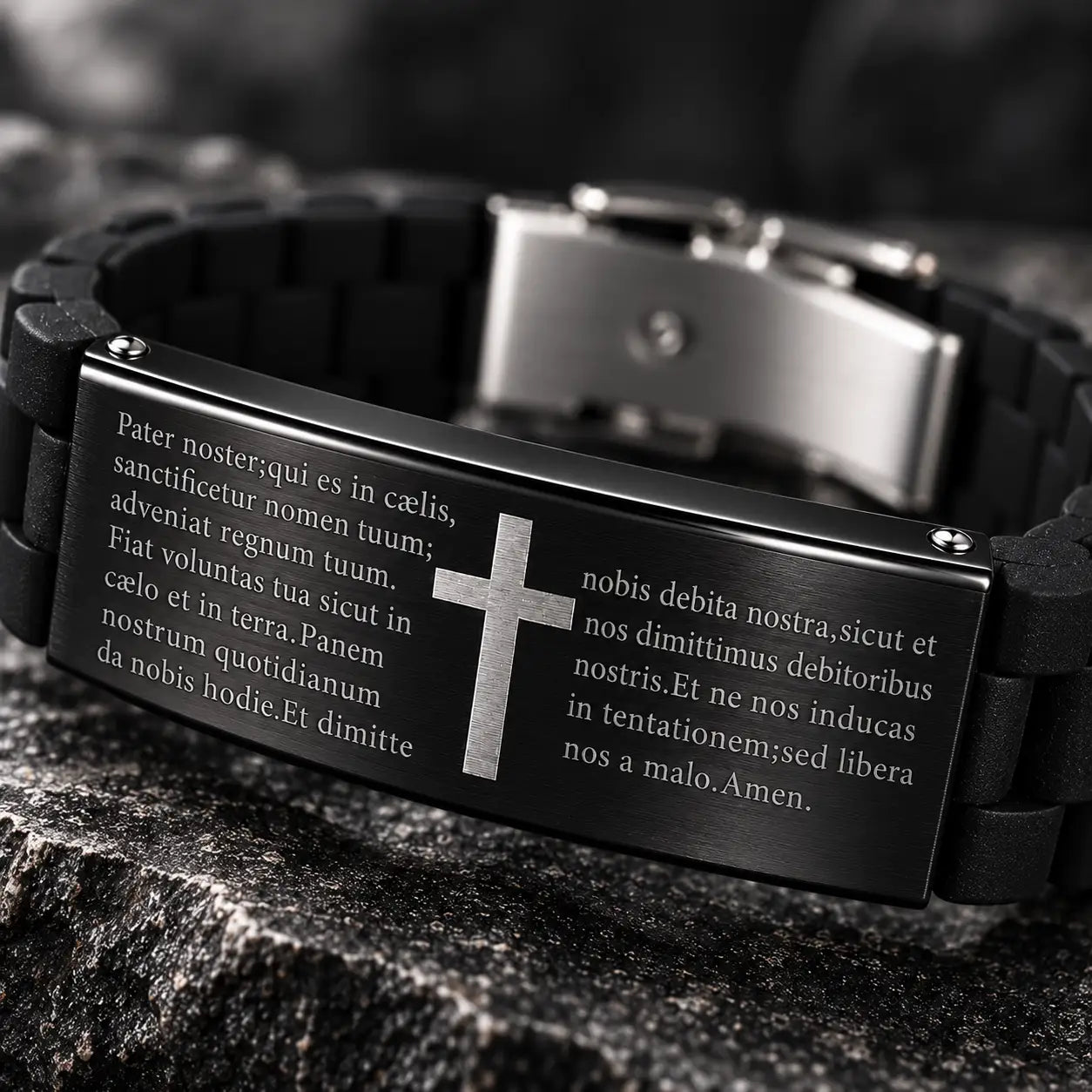 Gros plan sur la gravure latine et la croix centrale du Bracelet du Pater Noster Templier
