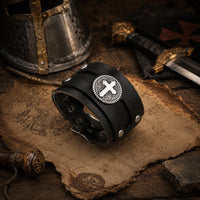 Bracelet du Sanctuaire en cuir premium dans un décor médiéval avec casque, épée, parchemin et lumière chaude