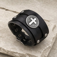 Bracelet du Sanctuaire en cuir premium noir et alliage métallique sur pierre médiévale claire