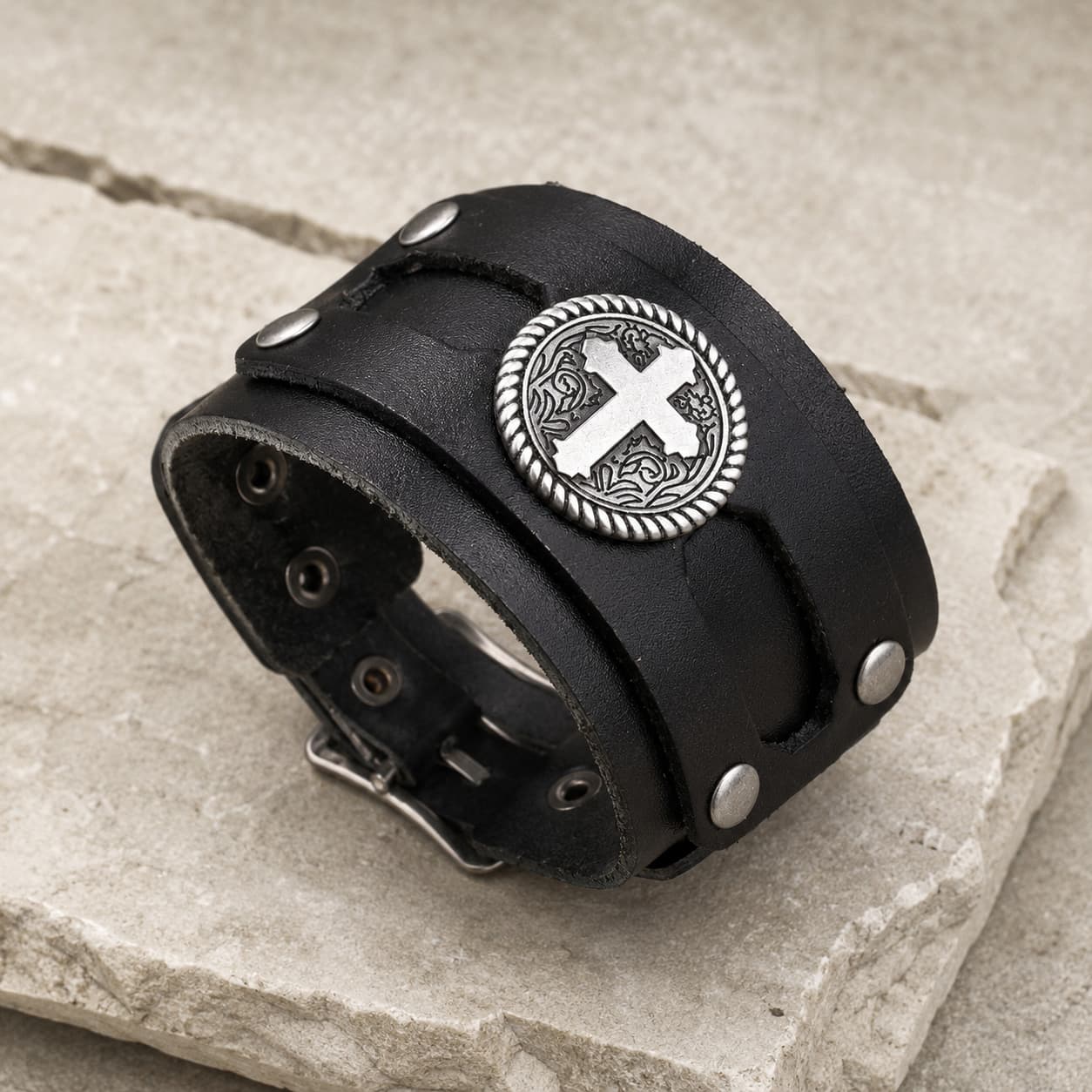 Bracelet du Sanctuaire en cuir premium noir et alliage métallique sur pierre médiévale claire