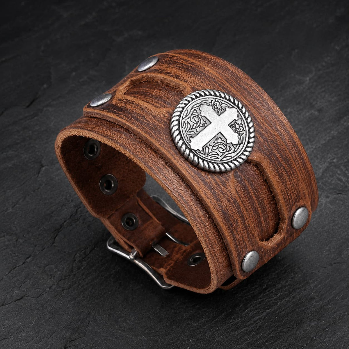 Bracelet du Sanctuaire en cuir premium marron avec médaillon croix en alliage métallique sur fond anthracite
