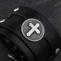 Gros plan du médaillon croix du Bracelet du Sanctuaire en cuir premium avec finition métallique argentée