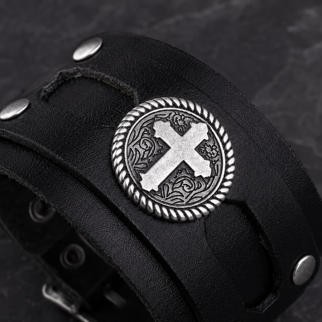 Gros plan du médaillon croix du Bracelet du Sanctuaire en cuir premium avec finition métallique argentée
