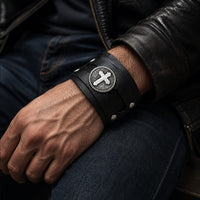 Bracelet du Sanctuaire en cuir premium porté au poignet par un homme avec veste sombre
