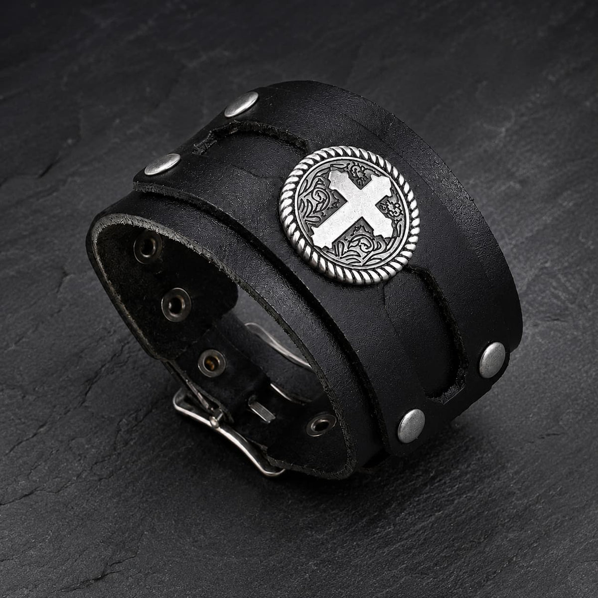 Vue angle 3/4 du Bracelet du Sanctuaire en cuir premium noir et alliage métallique sur fond anthracite texturé