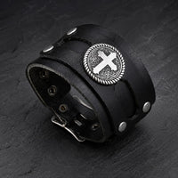 Vue angle 3/4 du Bracelet du Sanctuaire en cuir premium noir et alliage métallique sur fond anthracite texturé