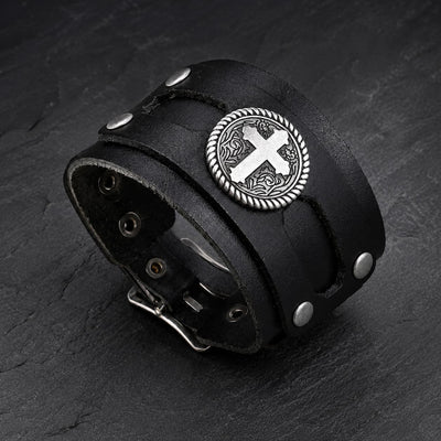 Vue angle 3/4 du Bracelet du Sanctuaire en cuir premium noir et alliage métallique sur fond anthracite texturé