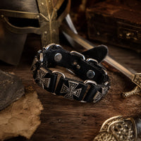 Bracelet du Veilleur Templier en cuir et alliage métallique présenté dans un décor médiéval avec casque et épée