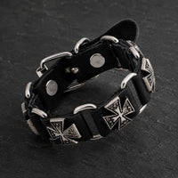 Bracelet du Veilleur Templier en cuir noir avec croix métalliques sur ardoise sombre