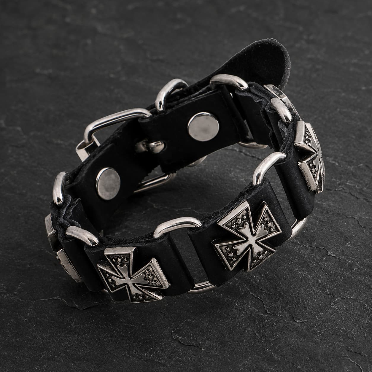 Bracelet du Veilleur Templier en cuir noir avec croix métalliques sur ardoise sombre