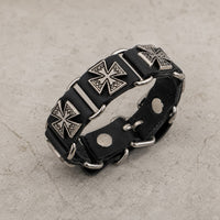 Bracelet du Veilleur Templier en cuir noir et alliage métallique premium sur pierre médiévale claire