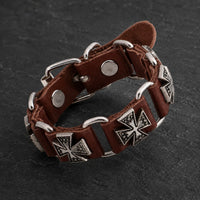 Bracelet du Veilleur Templier en cuir marron avec croix argentées et alliage métallique premium sur ardoise sombre